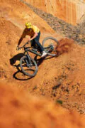Adventure Crew Mitglied Korbinian Engstler beim MTB Downhill in den roten Wüsten von Spanien
