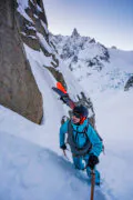 Bergführer und Skiifreerider Vivian Bruchez beim Aufstieg auf den Gipfel