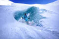 Skisprung von Vivian durch ein Eisloch im Gletscher.